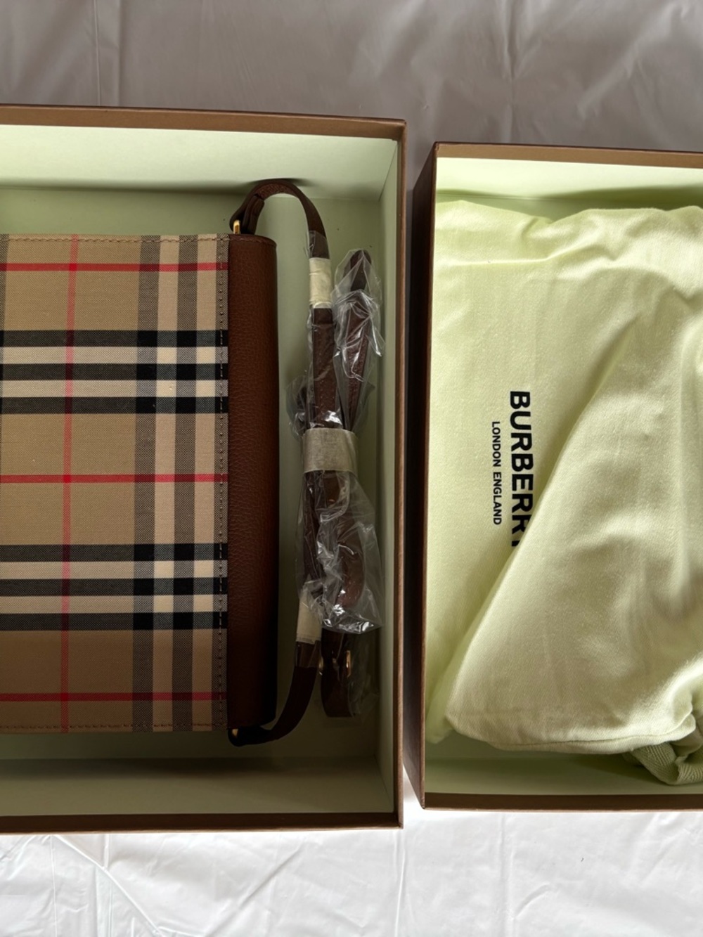 Burberry White and Black Logo Receipt from Ala Moana Store - Picture 4 of 9